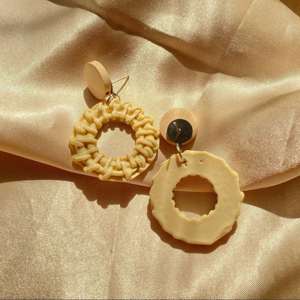 LAST ONE 💖Straw Wicker Earrings - Picture 2 of 6